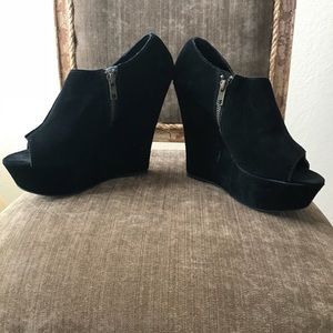 Steven Madden Black Wedges